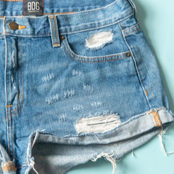 Urban Outfitters BDG Boyfriend Low Rise Distressed Cutoff Super Short Size 28 - Picture 4 of 8